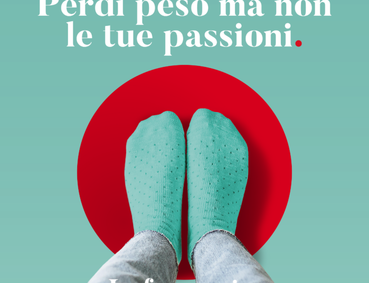 Alt text: "Piedi con calzini verdi su sfondo rosso con testo 'Perdi peso ma non le tue passioni' e logo Lafarmacia."