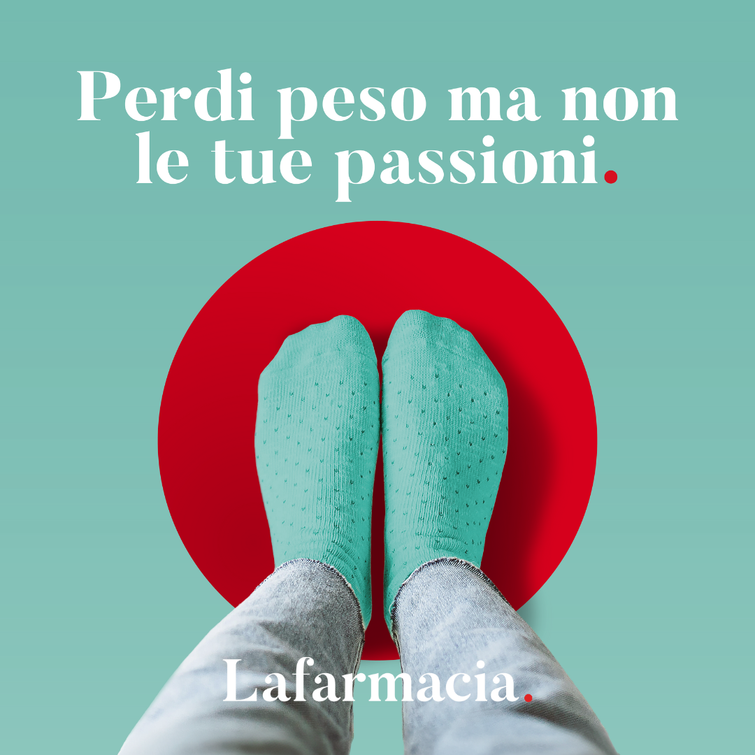 Alt text: "Piedi con calzini verdi su sfondo rosso con testo 'Perdi peso ma non le tue passioni' e logo Lafarmacia."