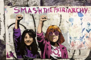 SMASH THE PATRIARCHY, l'opera della street art Laika contro al violenza sulle donne