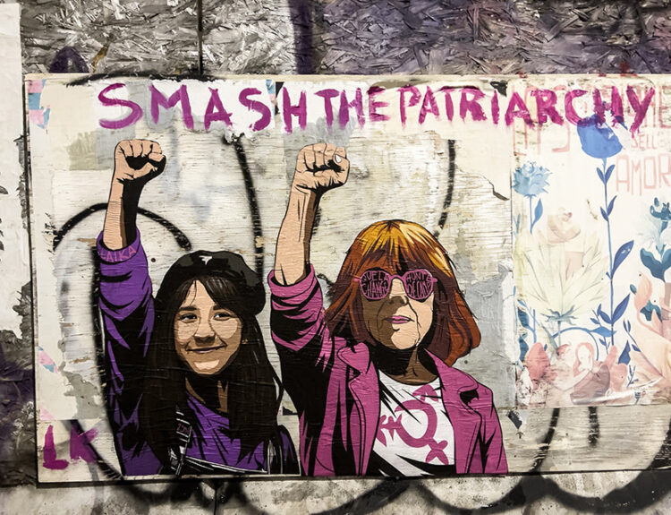 SMASH THE PATRIARCHY, l'opera della street art Laika contro al violenza sulle donne